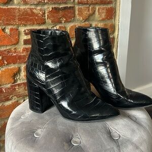 STEVE MADDEN SIZE 10 CROC BOOTIES